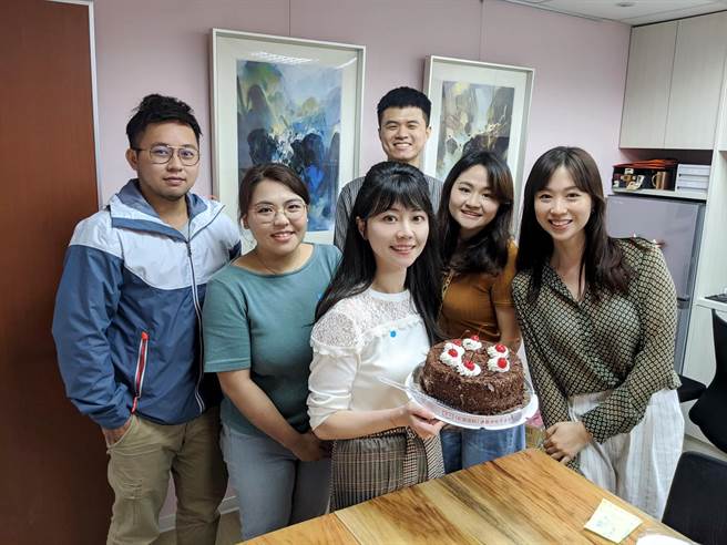 民进党立委高嘉瑜（中）17日庆祝40岁生日。（图／摘自高嘉瑜脸书）