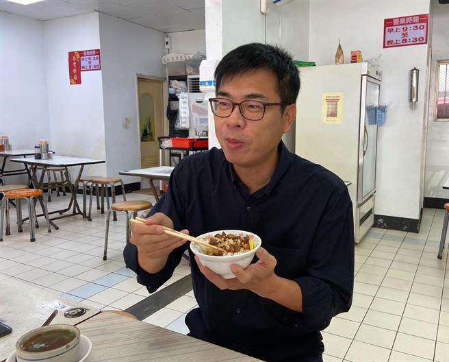 高雄市长陈其迈推广高雄肉燥饭，高市府观光局宣布肉燥饭比赛正式开打。（翻摄陈其迈脸书）