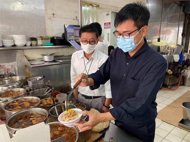 高雄市长陈其迈今天大啖肉燥饭，还亲自做料理。（翻摄陈其迈脸书）
