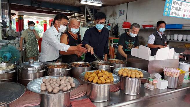 高雄市长陈其迈今天大啖肉燥饭，还亲自做料理。（翻摄陈其迈脸书）