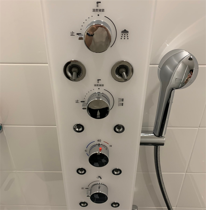 一名日本網友入住飯店時，在浴室看到極複雜的淋浴設備，讓他不知該從何下手。（圖／截自twitter／@fabrec_jp）