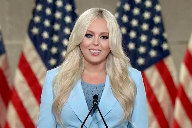 川普小女儿蒂芬妮（Tiffany Trump）13日欢庆27岁生日，不过她同父异母的姊姊伊凡卡（Ivanka Trump）在推特上献上生日祝福时，却出糗标记错误帐号，标记成假帐号，让蒂芬妮不仅没收到祝福，还备受羞辱。（资料照／TPG、达志影像）