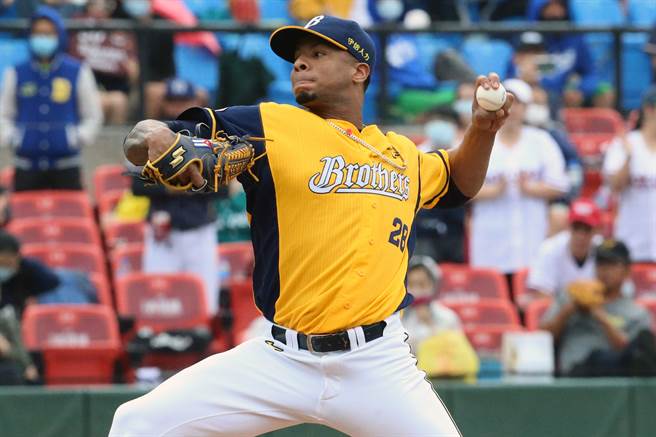 中信兄弟投手米兰达先发5局、失3分拿下本季第10胜。（资料照，陈麒全摄）