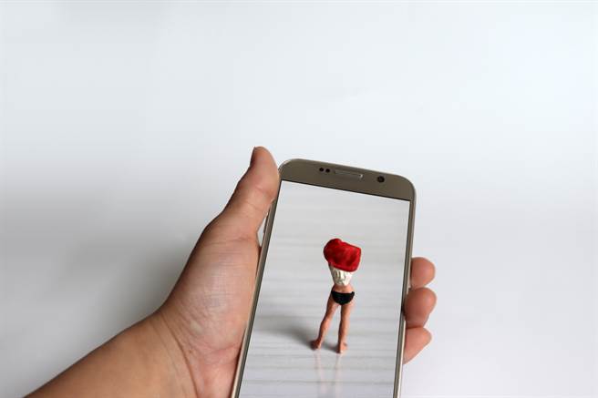 2岁童偷拍妈「私密裸照」传给15人 同事一看傻眼回：谢谢(示意图／达志影像)