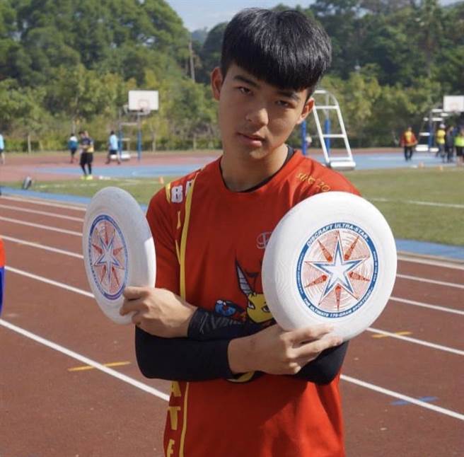 陈昊森高中加入学校飞盘队。（氧气电影提供）