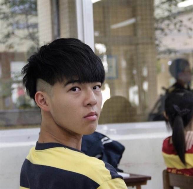 陈昊森因电影爆红，高中青涩模样仍星味十足。（氧气电影提供）