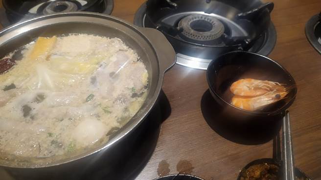 1名男网友日前独自吃火锅时，无意间听到后方座位一对情侣的对话，顿时心中百感交集，主动送了一盘玉米为男方加油打气。(翻自爆废公社二馆)