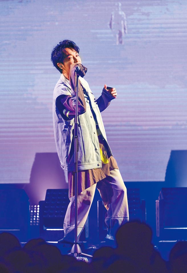 吴青峰昨卖力飙唱。（卢祎祺摄）