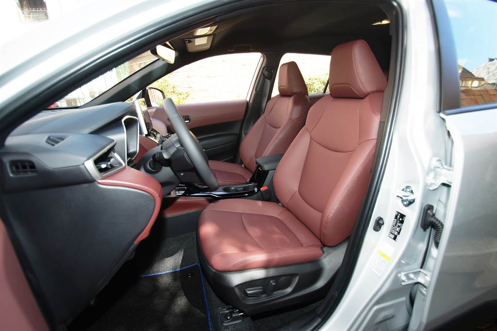 Hybrid旗艦款提供駕駛座8向電調座椅。