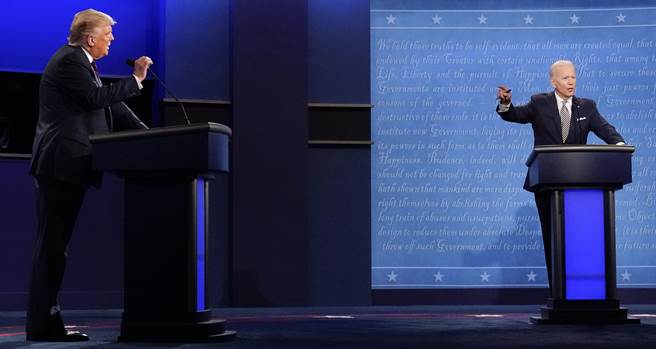 美国总统川普（左）9月29日和民主党竞选对手拜登在俄亥俄州克里夫兰（Cleveland）进行首场辩论的神情。（达志图库/TGP）