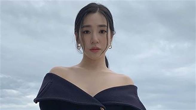 Tiffany洋装火辣高衩 「腿部全开」再现女团发光神腿（图／IG@tiffanyyoungofficial）