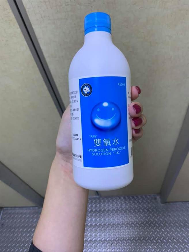 她表示这次喝到双氧水，让她好气又好笑。（图／翻摄自报怨2公社）