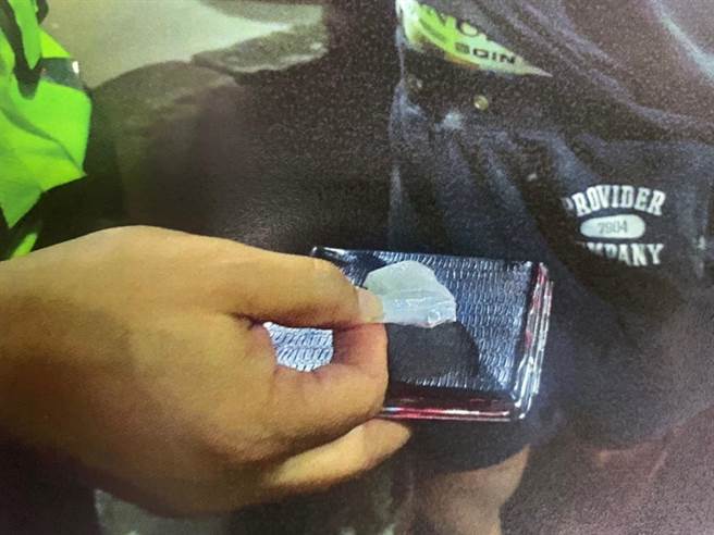 警方在魏辰洋的身上及車上查獲Ｋ他命和毒咖啡包。（警方提供／李俊淇新北傳真）