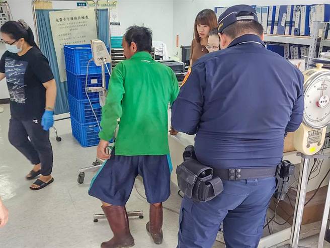 尖石乡泰岗张姓农民（中）被蜂螫，泰岗所员警护送就医脱险。。（警方提供／罗浚滨新竹传真）