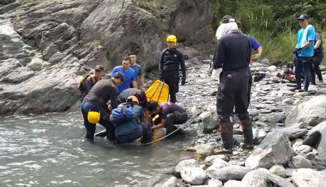 51岁锺姓男子到屏东来义乡南太武山庄龙穴瀑布溯溪失联，搜救人员救起时人已经失去意识，送医急救后仍宣告不治。（屏东消防局提供／潘建志屏东报导）