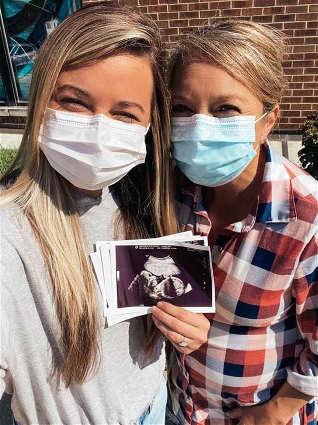 母女俩晒出宝宝超音波照片，看似相当幸福，而宝宝也将在11月诞生。（图／翻摄自7news）