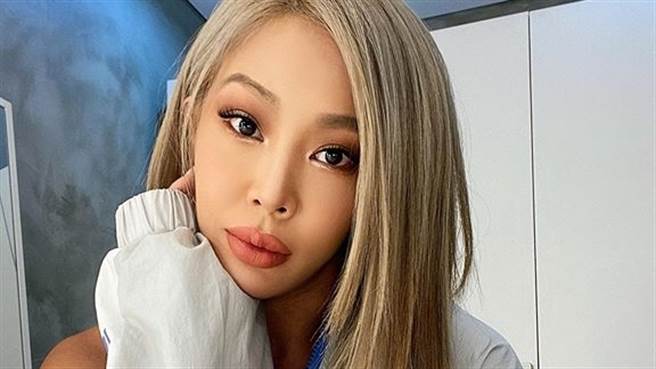 D级女星Jessi上衣U到肚脐 「项炼卡饱满双球」超火辣（图／IG@jessicah_o）