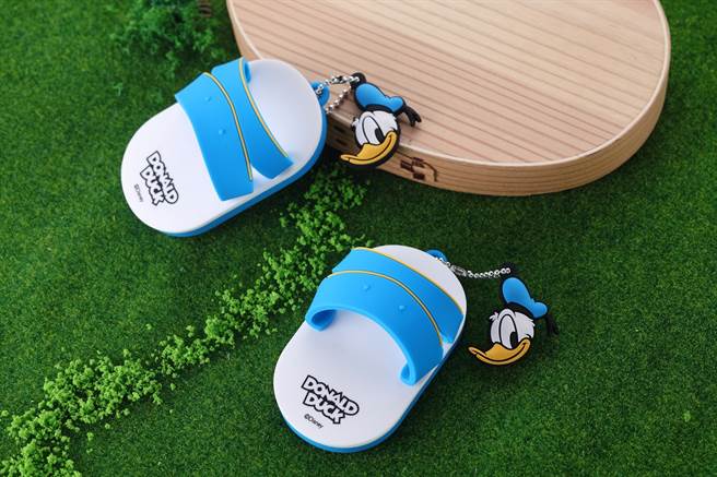 一卡通宣布推出结合蓝白拖造型一卡通与迪士尼经典卡通人物「唐老鸭」的造型卡。(一卡通提供／黄慧雯台北传真)