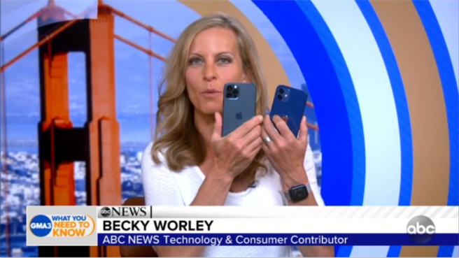 记者日前在《ABC News》「早安美国」节目中抢先展示iPhone 12「蓝色」与iPhone 12 Pro「太平洋蓝」实体机。（图／截自Good Morning America/YouTube）