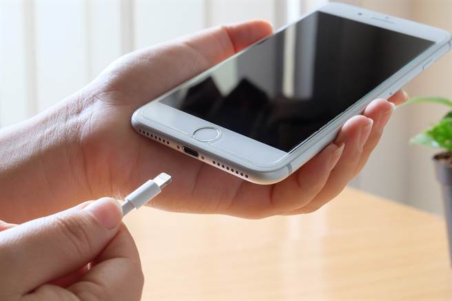 一名男网友表示因好心帮女同事手机充电，却遭到对方怒骂充超过80%，他相当无奈。（图／示意图，达志影像）