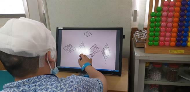 透过电脑操作，可以训练手、眼及脑部协调。（南投医院提供／廖志晃南投传真）