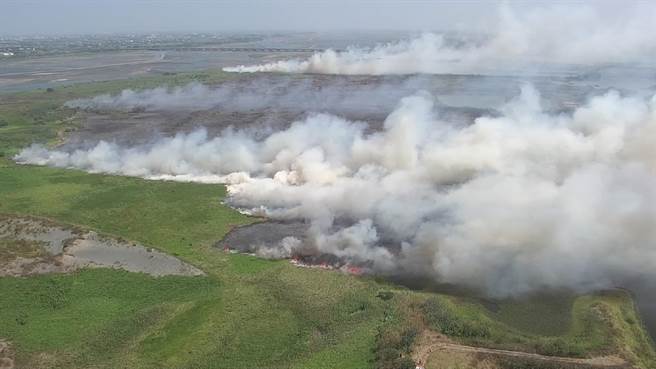 浊水溪出海口1把火，烧掉云林县数公顷的防扬尘绿覆地。（云林县消防局提供／张朝欣云林传真）