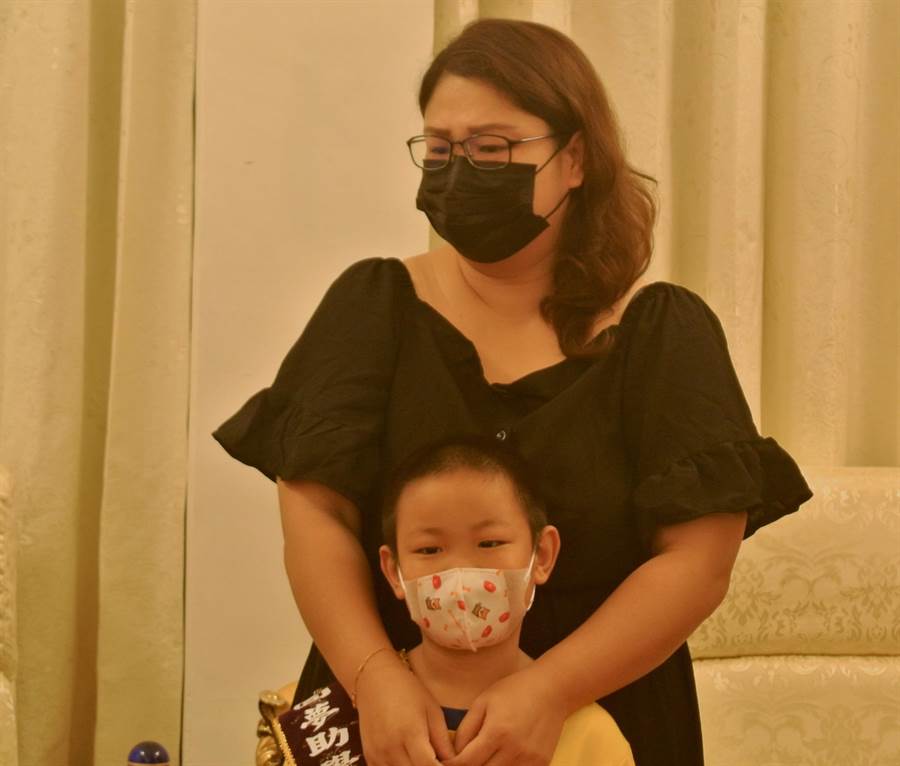 陳俊安媽媽述說兒子抗癌的歷程，見兒子成功打倒病魔回到校園，不禁感動落淚。（羅亦晽攝）