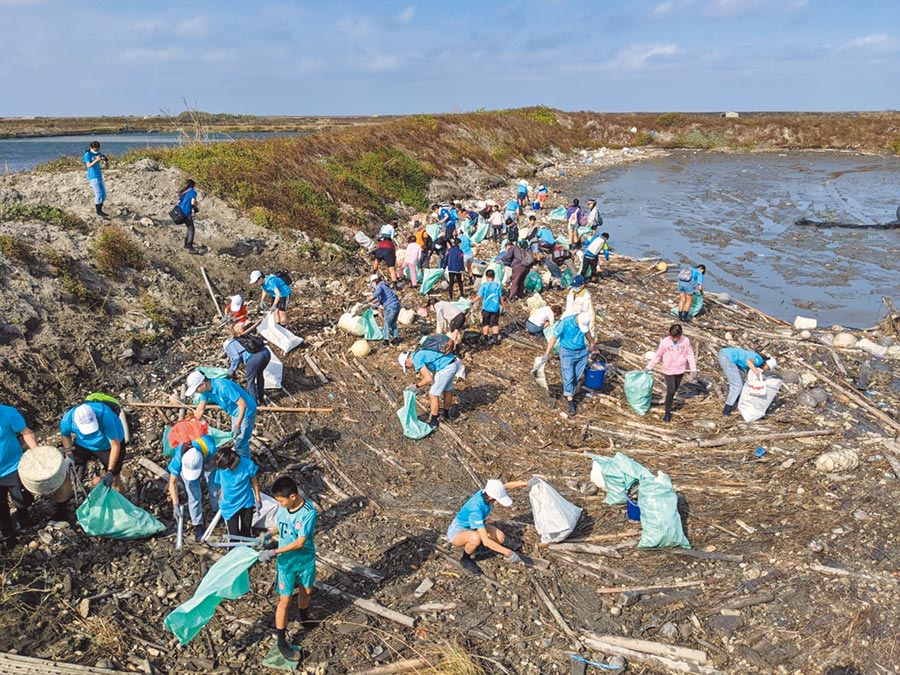 彰化縣環保聯盟在大城海岸的溪流口設置攔截網，讓垃圾不要漂流到大海。（彰化縣環保聯盟提供／吳敏菁彰化傳真）