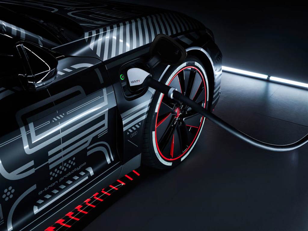 三馬達輸出 700 匹馬力！Audi e-Tron GT 電動跑車將同步推出 RS 版本，明年量產上市