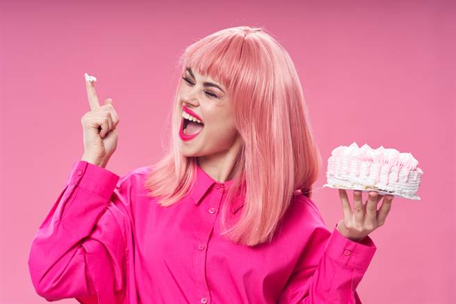 1名高雄粉领女穿着上帝视角服饰参加公司KTV庆生会，却惨遭老不修主管拿奶油涂胸狂揉。(示意图/达志影像)