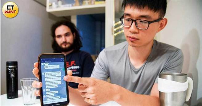 住在连云街的刘先生（右）与曾租住松山路公寓的M先生（左），透过共同的外籍朋友，发现彼此的二房东皆为傅男，且受骗经过相似。图中刘先生出示傅男以英文要求房客英国女孩付2个月押金的对话截图。（图／黄威彬摄）