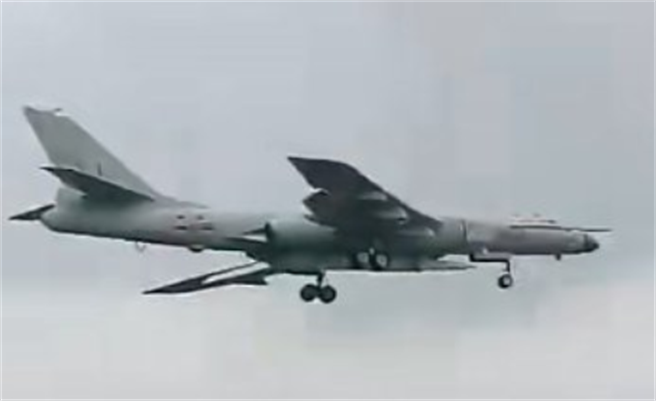 消息人士说，解放军轰-6N轰炸机上挂载的是已服役的新型长剑高超音速巡弋飞弹。（网路）