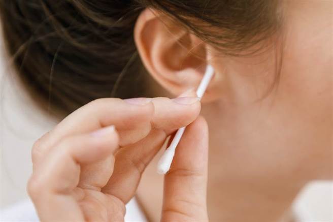 耳朵進水不要用棉花棒挖，醫揭「恐怖下場」示警，耳屎恐塞在硬耳部，導致耳鳴、聽不見或是耳朵痛等狀況發生。（圖／Shutterstock）