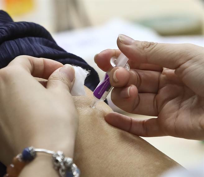 韓國施打流感疫苗釀5死 指揮中心：台灣僅1位較嚴重。圖為民眾施打流感疫苗。（資料照,劉宗龍攝）