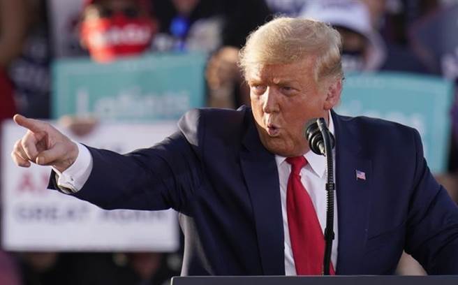 大选进入倒数计时阶段，美国总统川普的民调持续落后民主党对手拜登，心情低落之余，忍不住拿白宫首席防疫专家佛奇开刀，大骂他是老不死的灾难，图为川普10月19日在亚利桑那州土桑市的造势活动中发表谈话。（美联社）