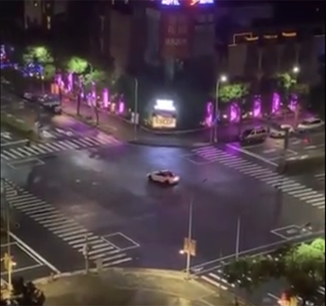 蘇駕駛改裝進口車凌晨在三峽路口瘋狂甩尾，附近住戶紛紛從睡夢中驚醒。（翻攝自臉書iBeta愛北大社團／蔡雯如新北傳真）