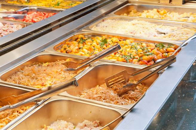 自助餐夹3道菜加碗白饭就要180元，不少网友惊喊，这样的价格不如去吃铁板烧，更有人曝地雷食物，夹了小心当盘子。（示意图／Shutterstock）