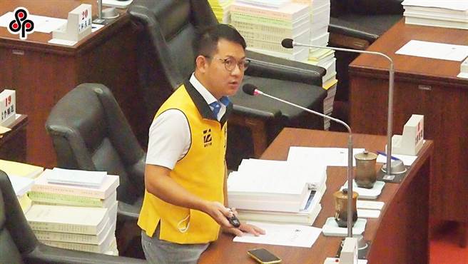 時代力量高市議員林于凱20日在部門質詢時，出示發霉玉米及茄子的照片，質疑壽山動物園預算不足、「伙食」太差，餵食的蔬果類飼料品質低落。（本報資料照片）