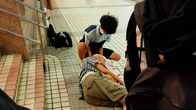 一名爷爷昨日步出丹凤捷运一号出口时，不慎摔落造成头部出血，丹凤高中生见状后，立刻用学校外套救援，令许多一旁的民眾相当感动。（图／翻摄自爱新庄我是新庄人）