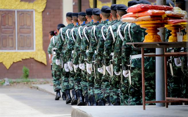 彰化县一名女性陆军中士去年底依职务之便，窃取军中伙食团採购的阿萨姆红茶2箱、阿萨姆奶茶3箱。（示意图/达志影像/Shutterstock提供）