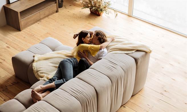 桃园一名人妻在家中装设针孔摄影，结果拍到老公带女下属回家，1日大战4回