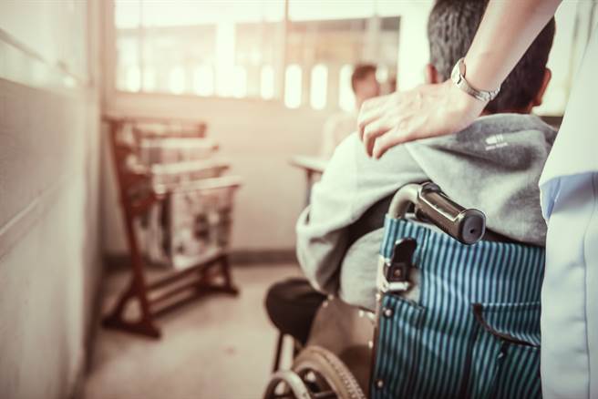 一名妇女欲要替男友代领退休金遭拒，行员表示只限本人能领，岂知，她折返后却推着已死去的男友，再次现身银行，吓坏眾人。（图／示意图，达志影像）