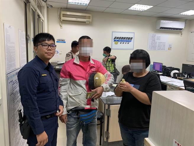 熊猫外送员（中）送回飞失的鹦鹉，失主（右）十分感激外送员伸出援手。（丰原分局提供／王文吉台中传真）