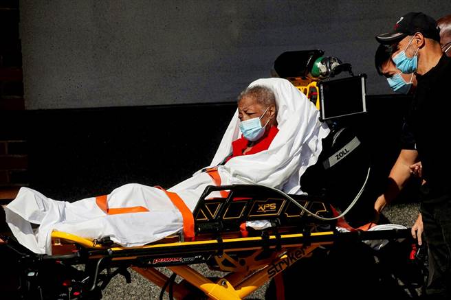 美国顶尖传染病专家欧斯特荷姆（Michael Osterholm）18日警告，接下来6至12周将会是新冠肺炎疫情「最黑暗的时刻」，届时美国每日新增确诊人数恐攀升至7.5万例。（资料照／路透社）