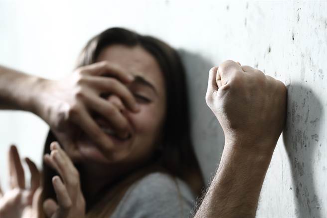 曾因走私大麻遭判刑的美籍男子Corey David，又因殴打女友，被依伤害罪判刑7个月。（示意图，达志影像/shutterstock）