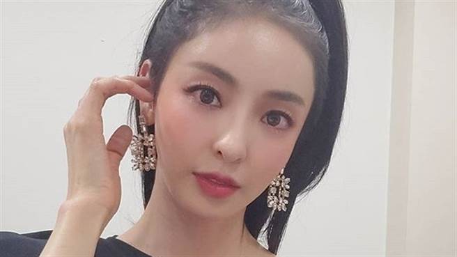 176cm女星只穿内衣「一字马泄神腿半球」引暴动（图／IG@dahee0315）