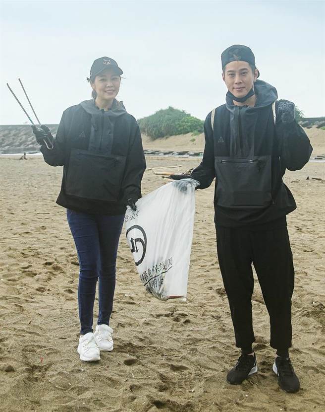 白家绮、吴东谚夫妻一起净滩。（吴松翰摄）