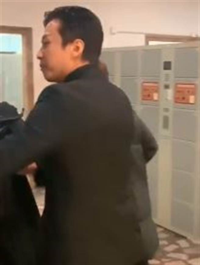 邓超在后面护着孙俪，被笑亏像保镳。（图／翻摄自微博）