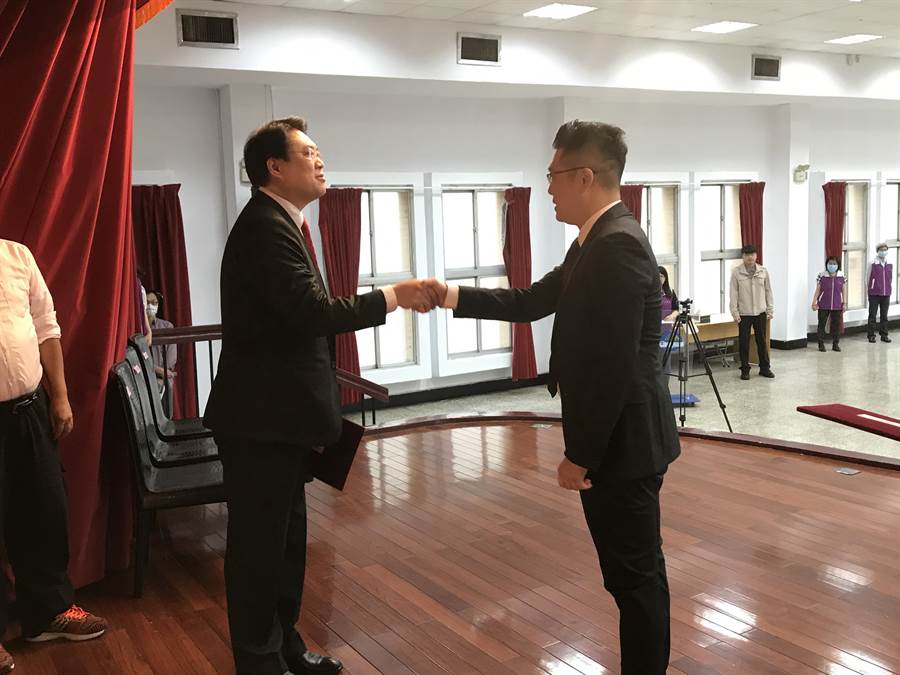 台北市長柯文哲前發言人林昆鋒接任基隆市政府產業發展處長，20日舉行宣誓典禮。（陳彩玲攝）