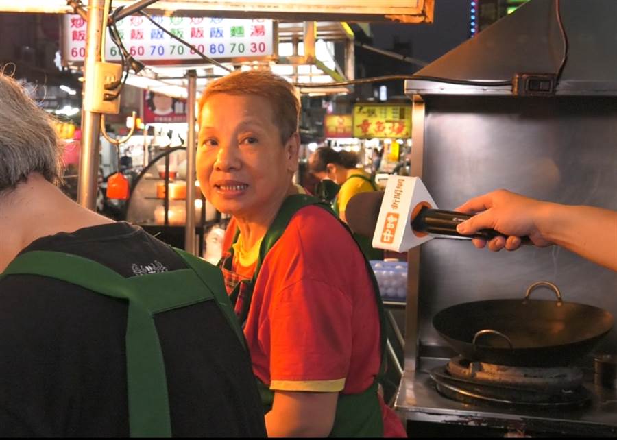 在地經營60年小吃店老闆娘表示，生意少了一半，擔心也要撐下去。（照片/游定剛 拍攝）